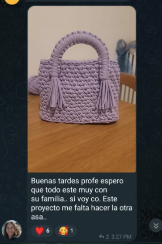 Captura de testimonio de una alumna mostrando un bolso de crochet color lila terminado