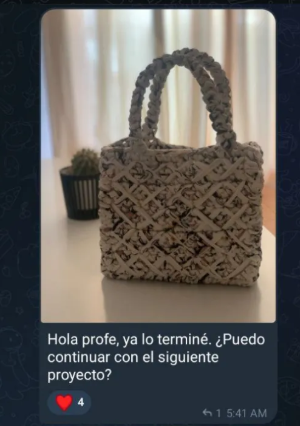 Captura de testimonio de una alumna mostrando un bolso tejido de crochet color beige terminado